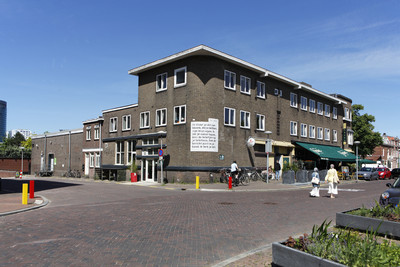 914305 Gezicht op de panden Heycopstraat 36-46 te Utrecht, met rechts het café Brava (Croeselaan 303).